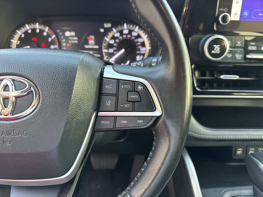 Used 2023 Toyota Highlander LE image 24