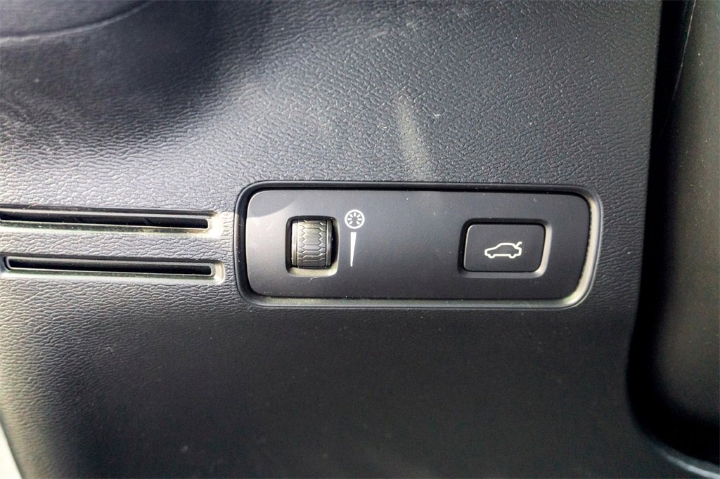 Used 2021 Volvo XC40 P8 Recharge image 16