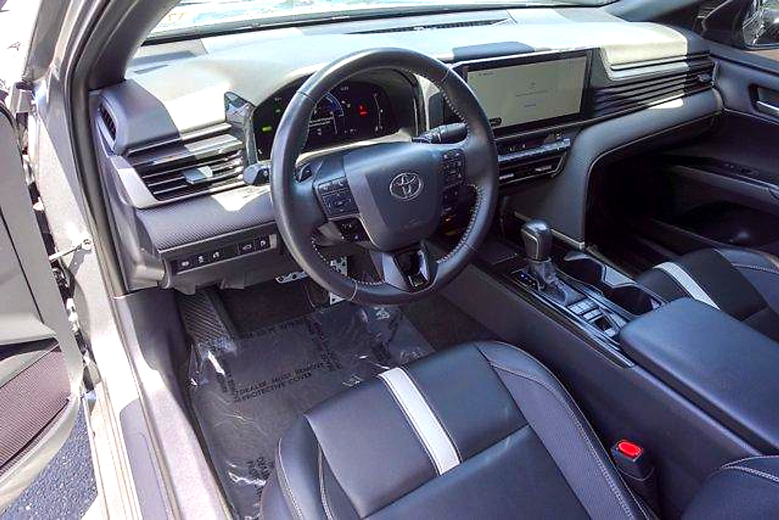 Used 2025 Toyota Camry SE w/ Multimedia Upgrade Package FWD image 9