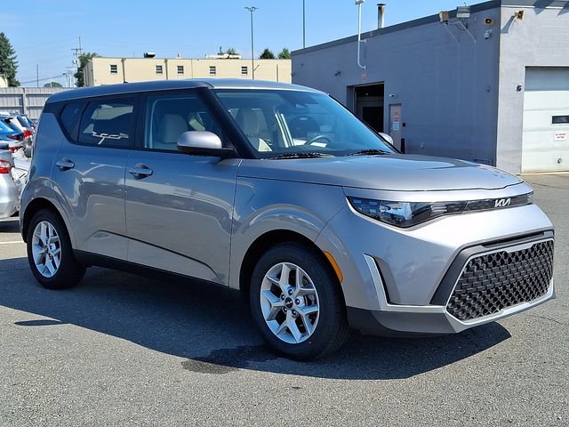 Used 2025 Kia Soul LX w/ LX Technology Package FWD image 3