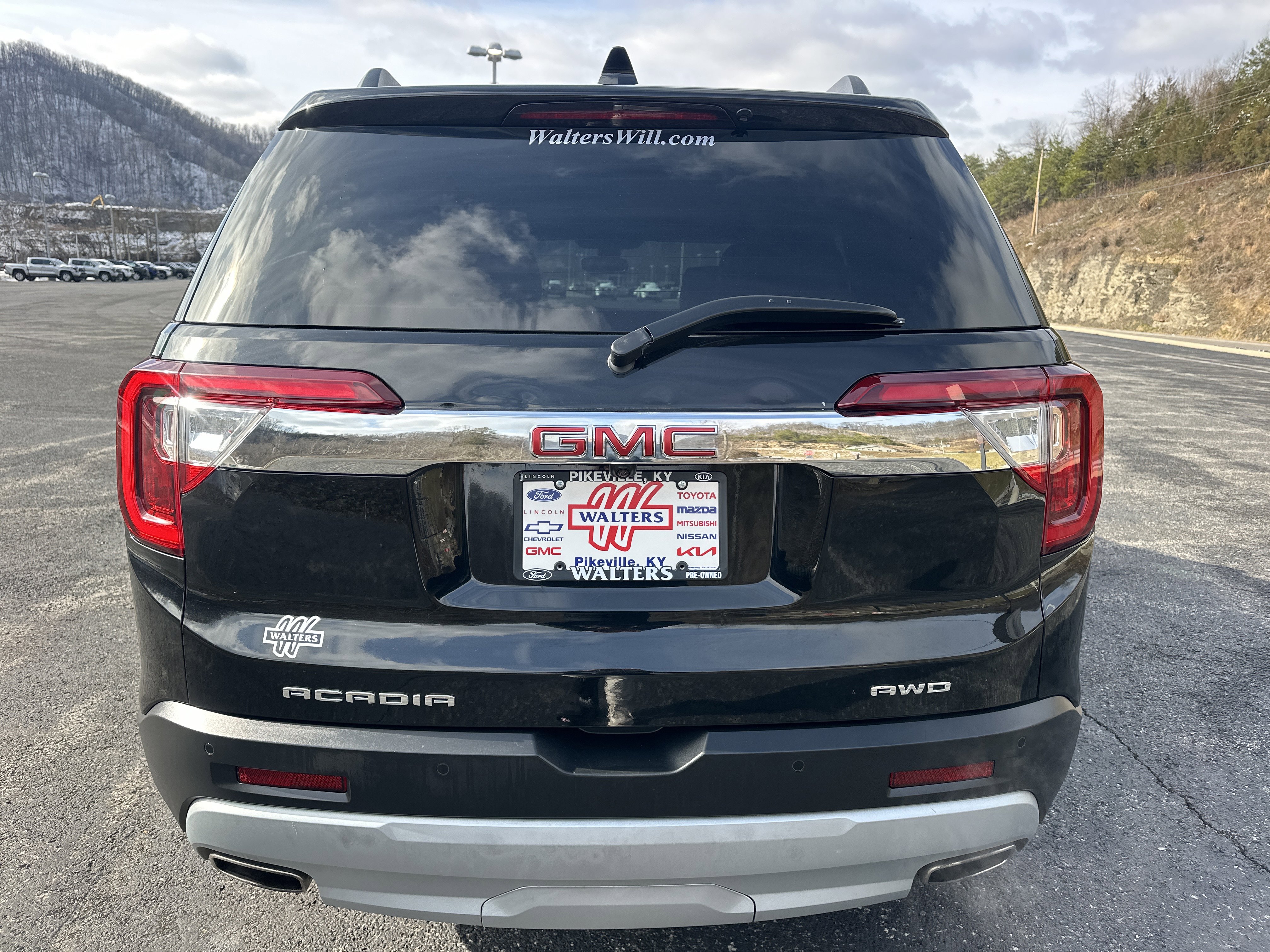 Used 2021 GMC Acadia SLT w/ Trailering Package image 3