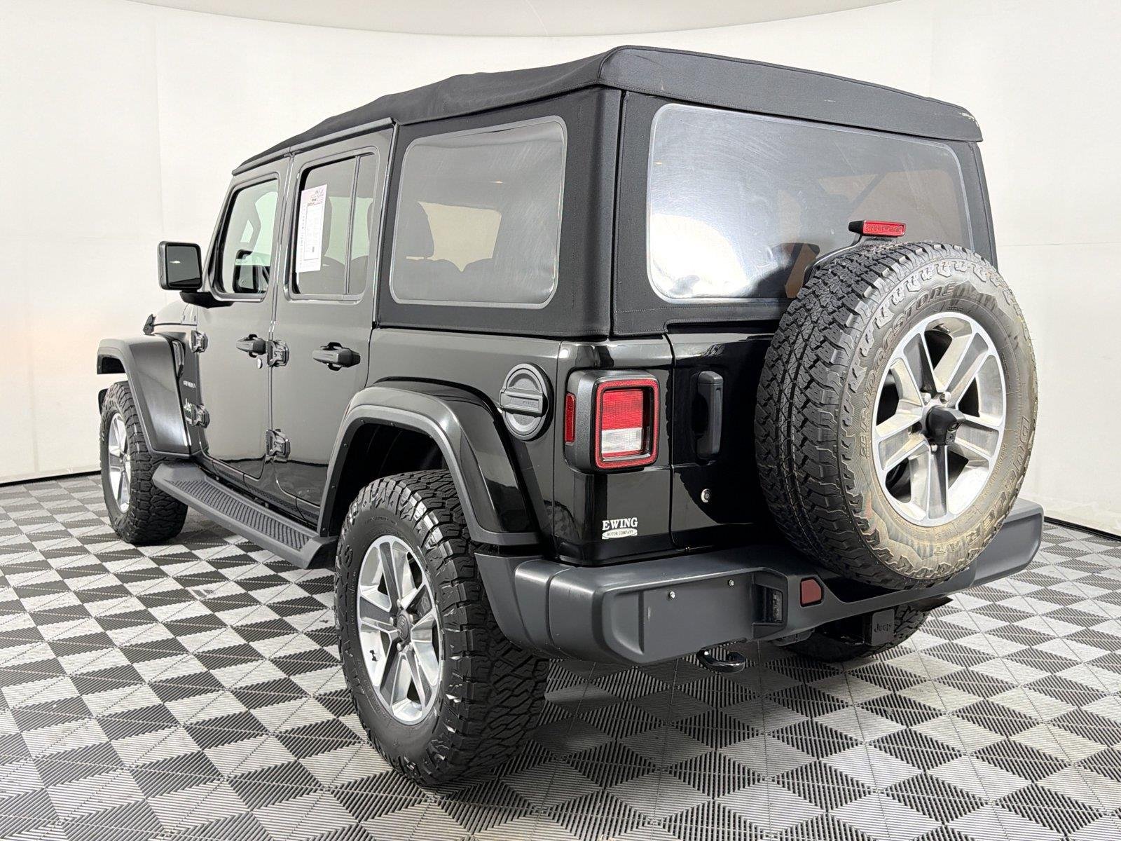 Used 2018 Jeep Wrangler Unlimited Sahara AWD/4WD image 4