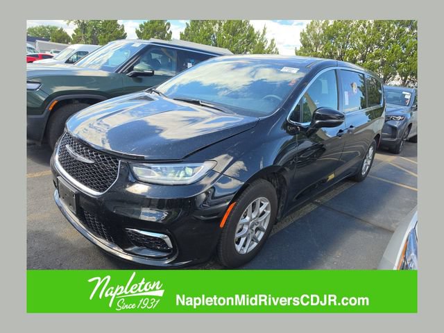 Used 2025 Chrysler Pacifica Select FWD image 1