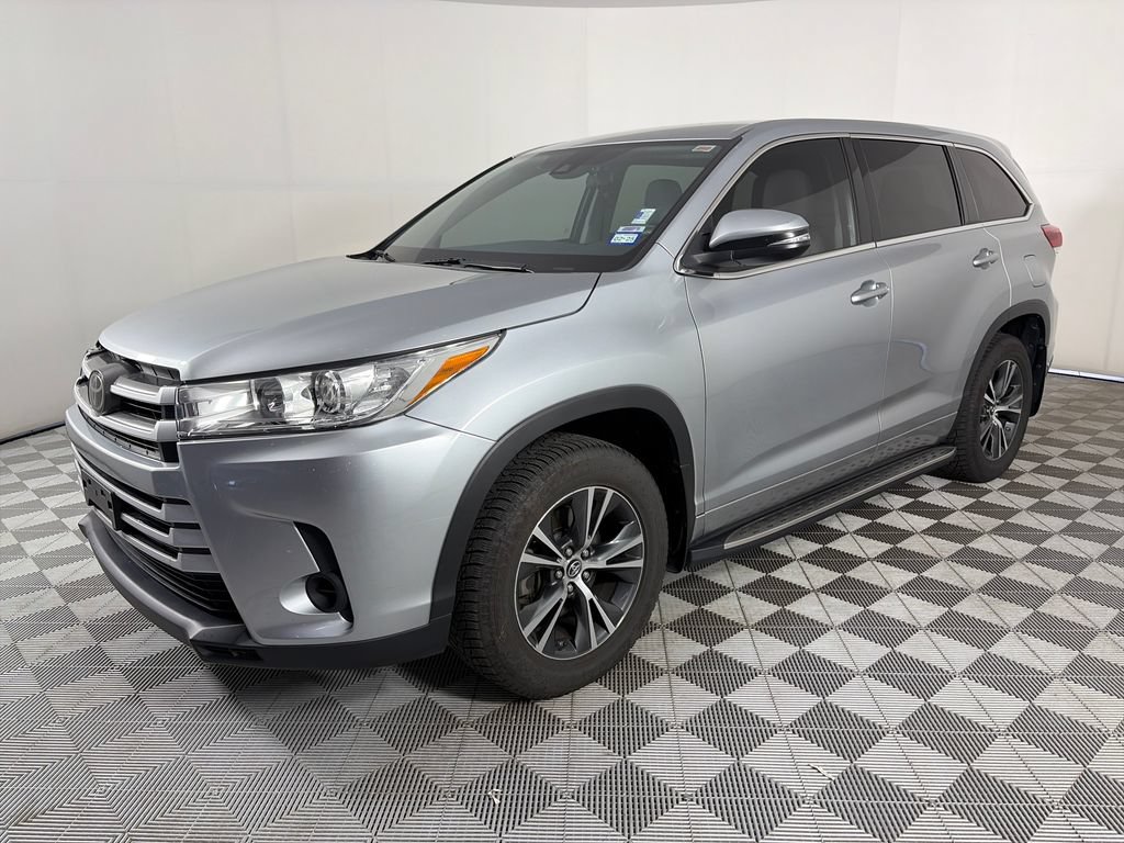 Used 2017 Toyota Highlander LE FWD image 3