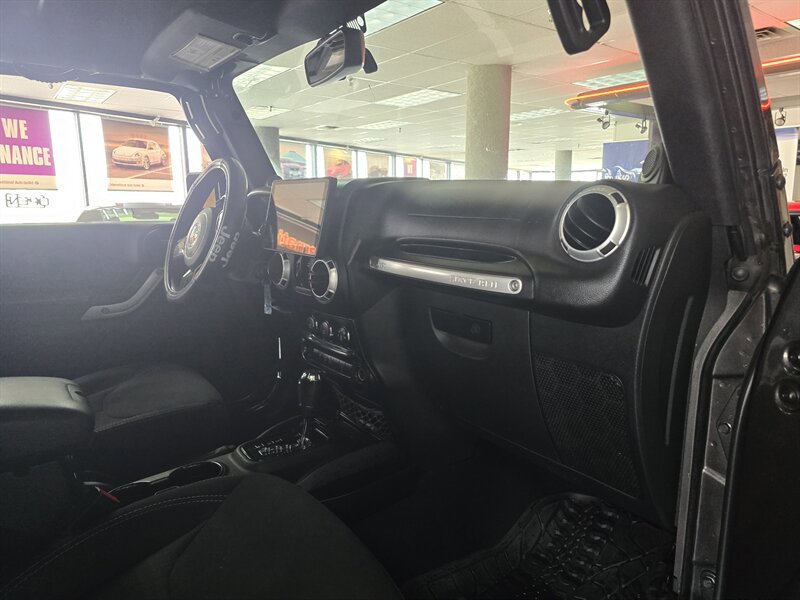 Used 2014 Jeep Wrangler Unlimited Sahara image 14