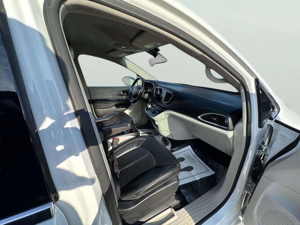 Used 2018 Chrysler Pacifica Touring-L image 14