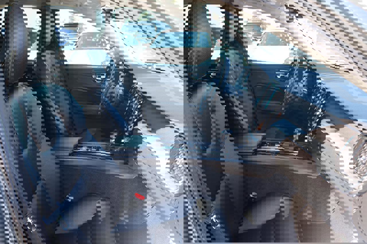 Used 2018 Volvo XC60 T5 Momentum w/ Convenience Package image 15