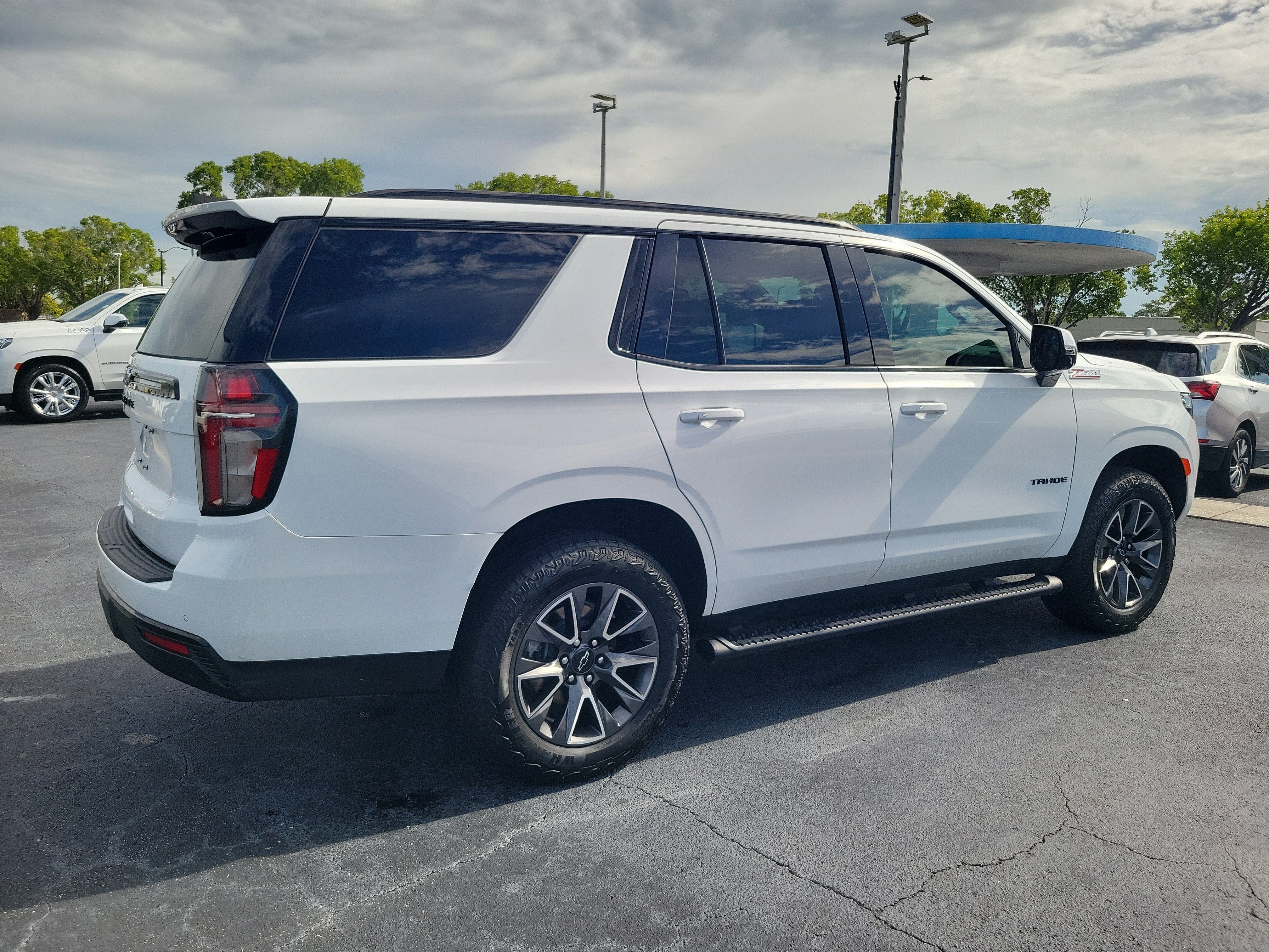 Used 2024 Chevrolet Tahoe Z71 w/ Luxury Package AWD/4WD image 4