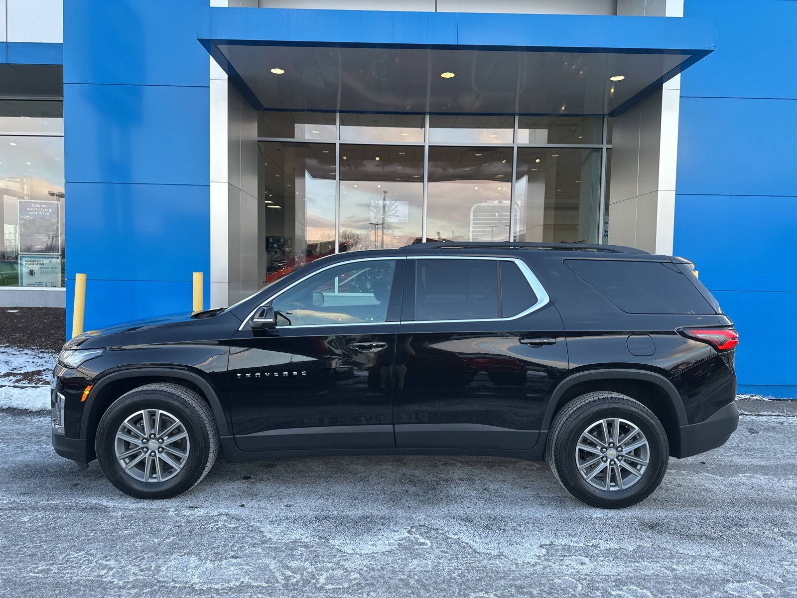 Used 2023 Chevrolet Traverse LT image 8