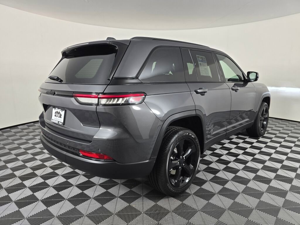 New 2025 Jeep Grand Cherokee Altitude image 4