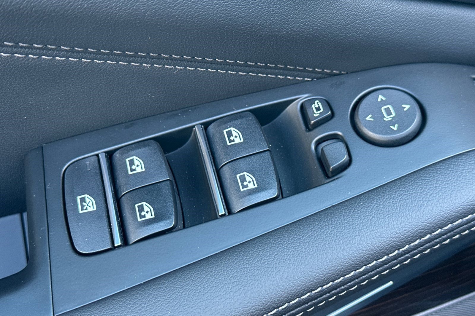 Used 2026 BMW X5 xDrive50e w/ M Sport Package image 13