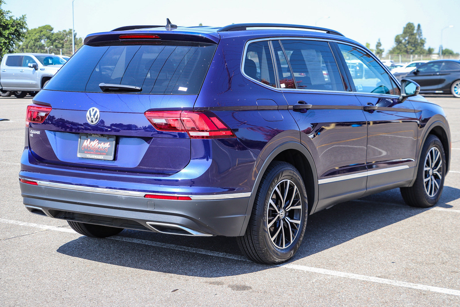 Used 2021 Volkswagen Tiguan SE w/ Panoramic Sunroof Package FWD image 6