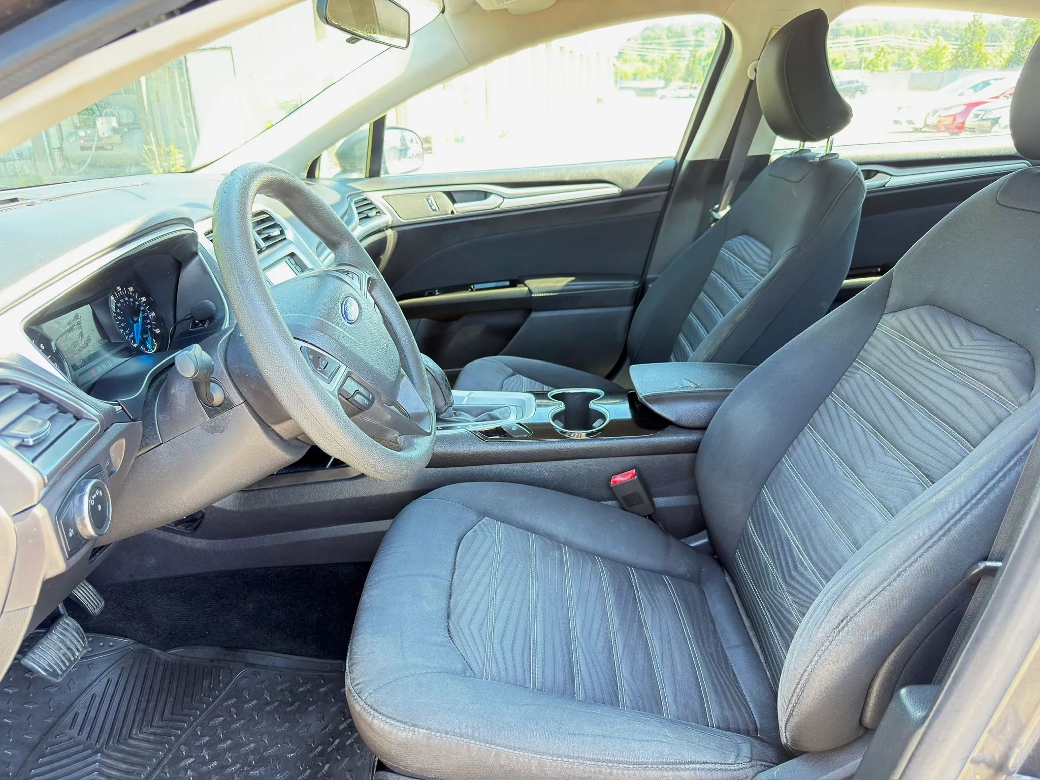 Used 2016 Ford Fusion SE FWD image 2
