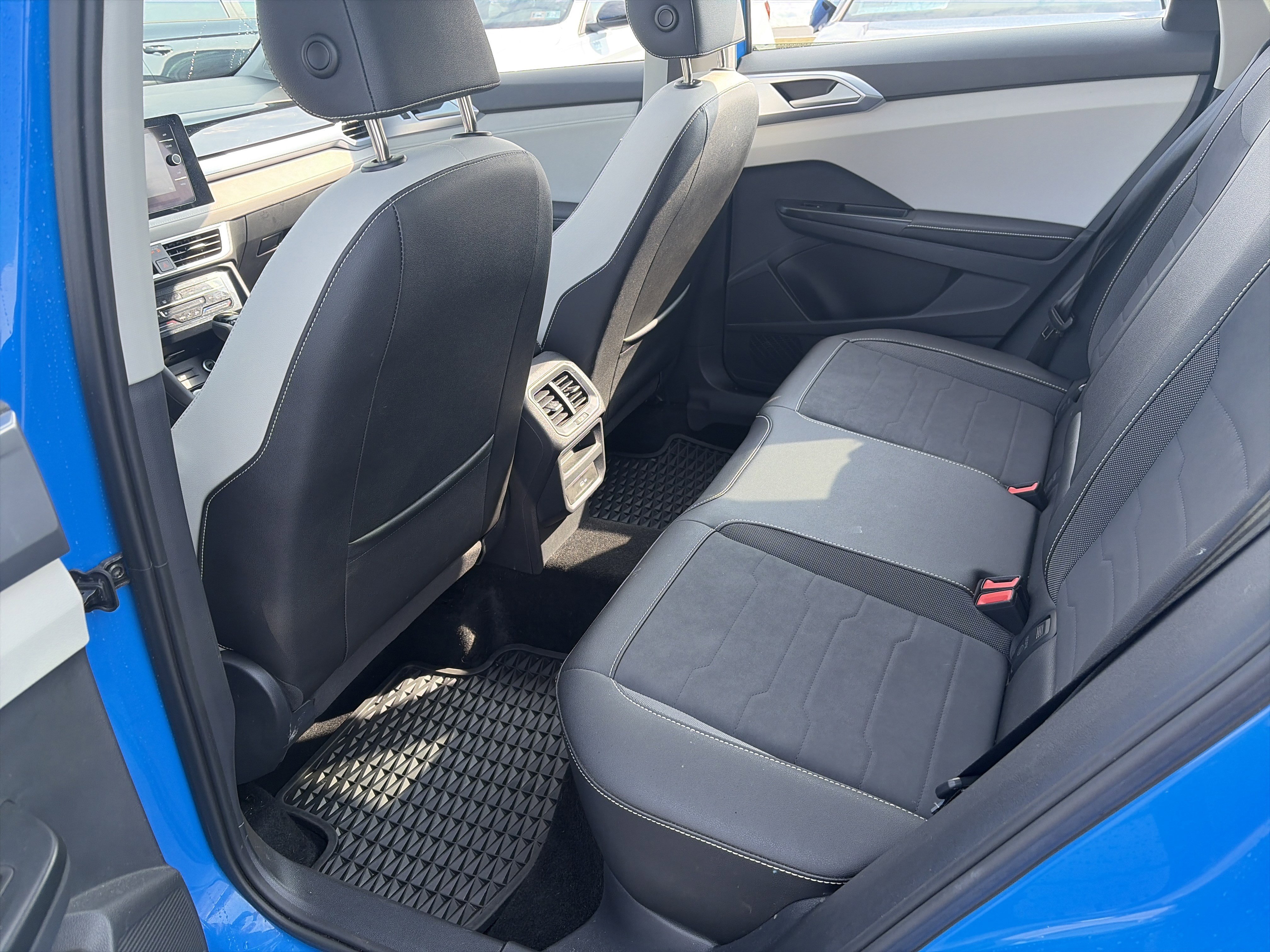 Certified 2025 Volkswagen Taos SE image 13