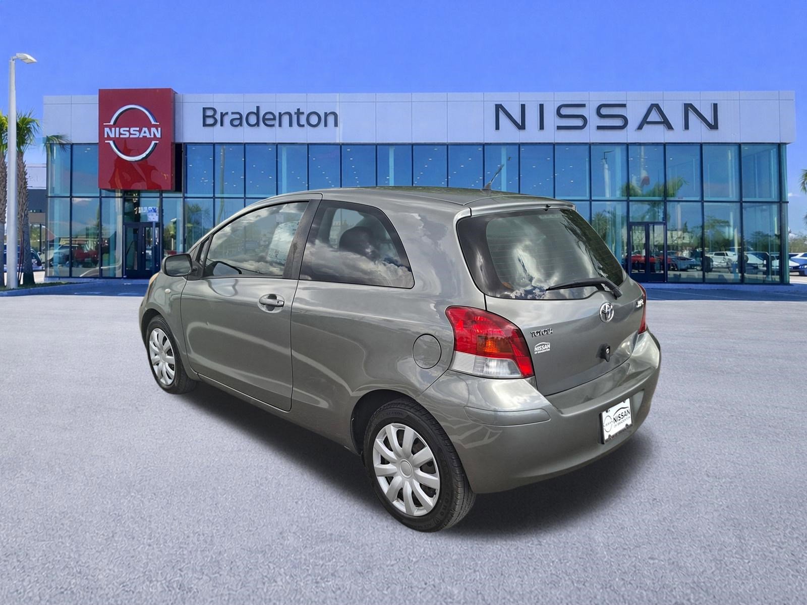 Used 2009 Toyota Yaris 2-Door Hatchback FWD image 7