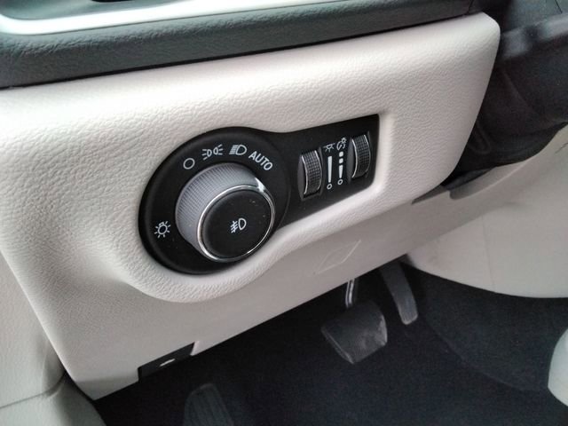 Used 2024 Chrysler Pacifica Touring-L image 27