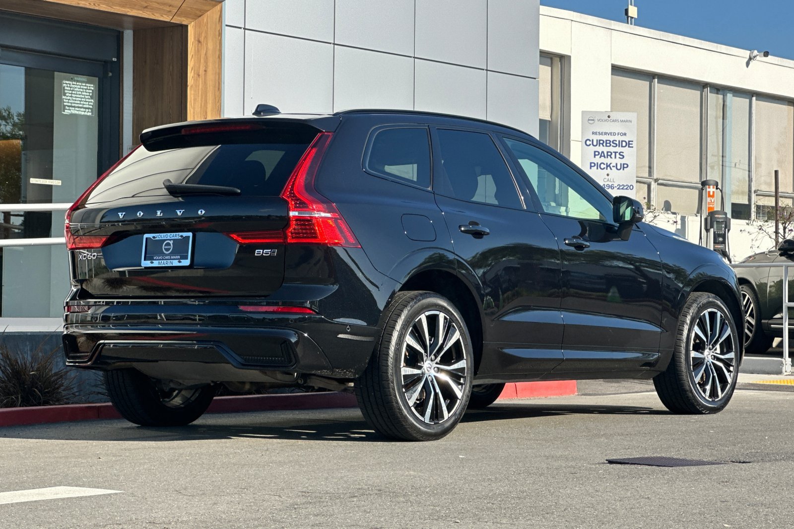 Certified 2024 Volvo XC60 B5 Plus AWD/4WD image 2