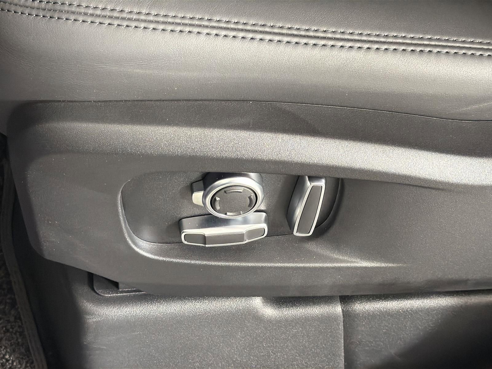 New 2026 Land Rover Defender 130 X-Dynamic SE image 23