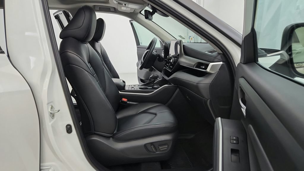 Certified 2024 Toyota Highlander XLE AWD/4WD image 17