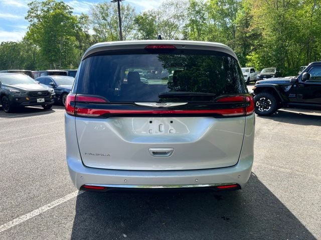 Used 2023 Chrysler Pacifica Touring-L FWD image 7