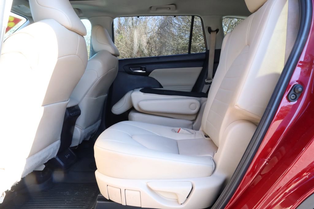 Used 2023 Toyota Highlander XLE image 12