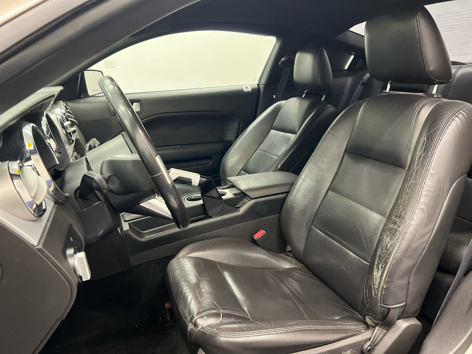 Used 2005 Ford Mustang Deluxe image 5