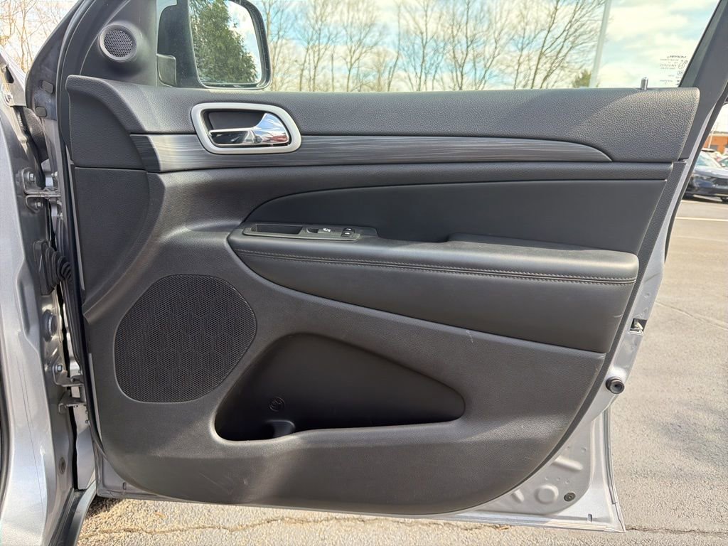 Used 2021 Jeep Grand Cherokee Laredo image 24