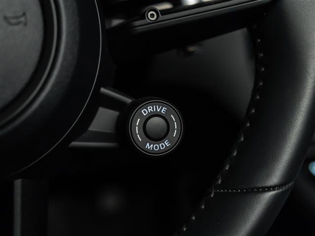 Certified 2026 Porsche Macan AWD/4WD image 19