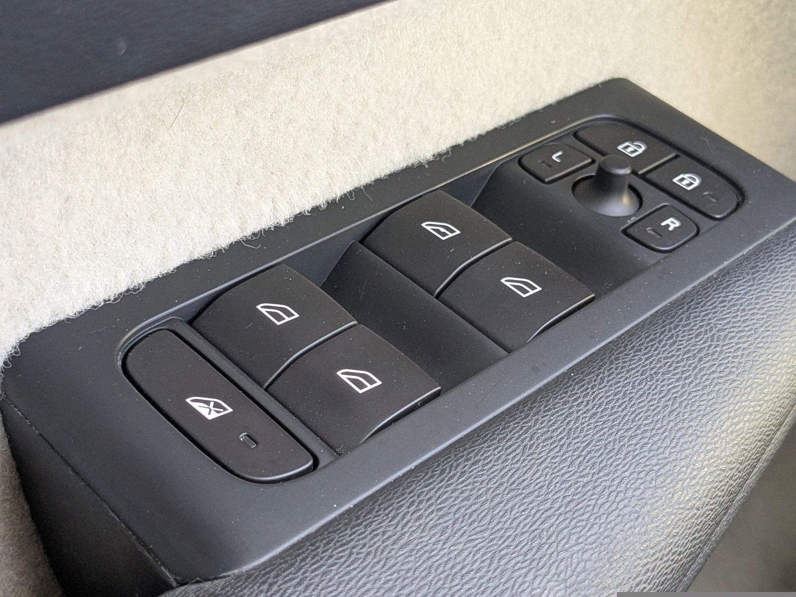 Used 2019 Volvo XC40 T5 Momentum image 26