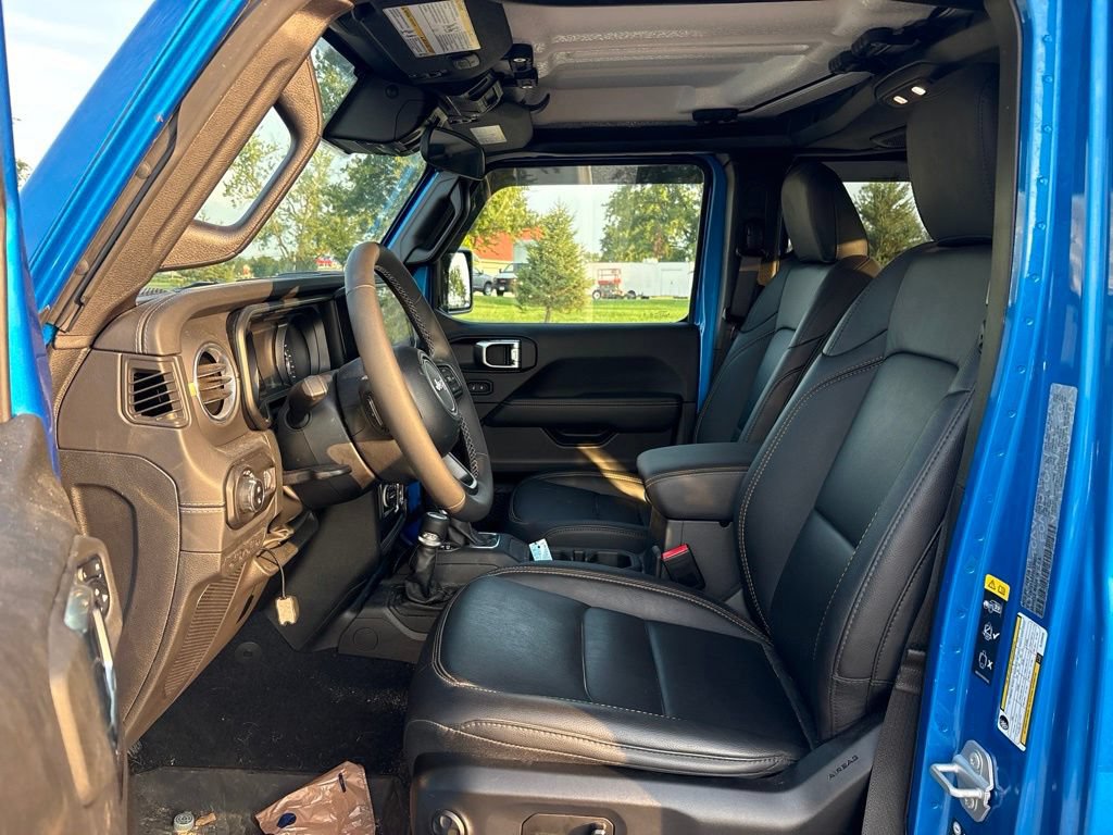 Used 2025 Jeep Gladiator Sport AWD/4WD image 14