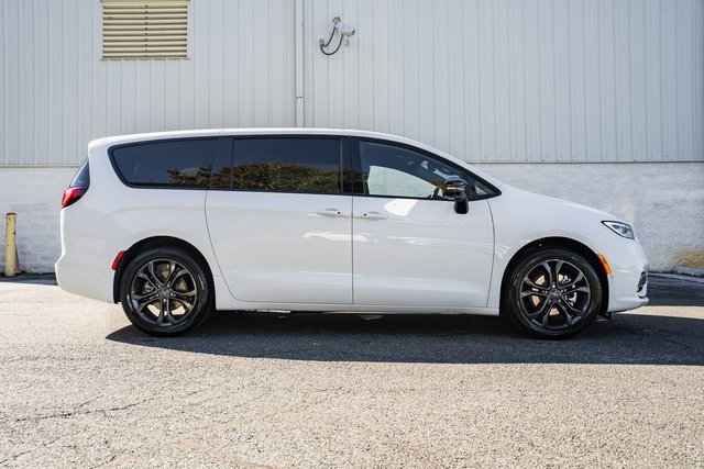 New 2026 Chrysler Pacifica Select image 4