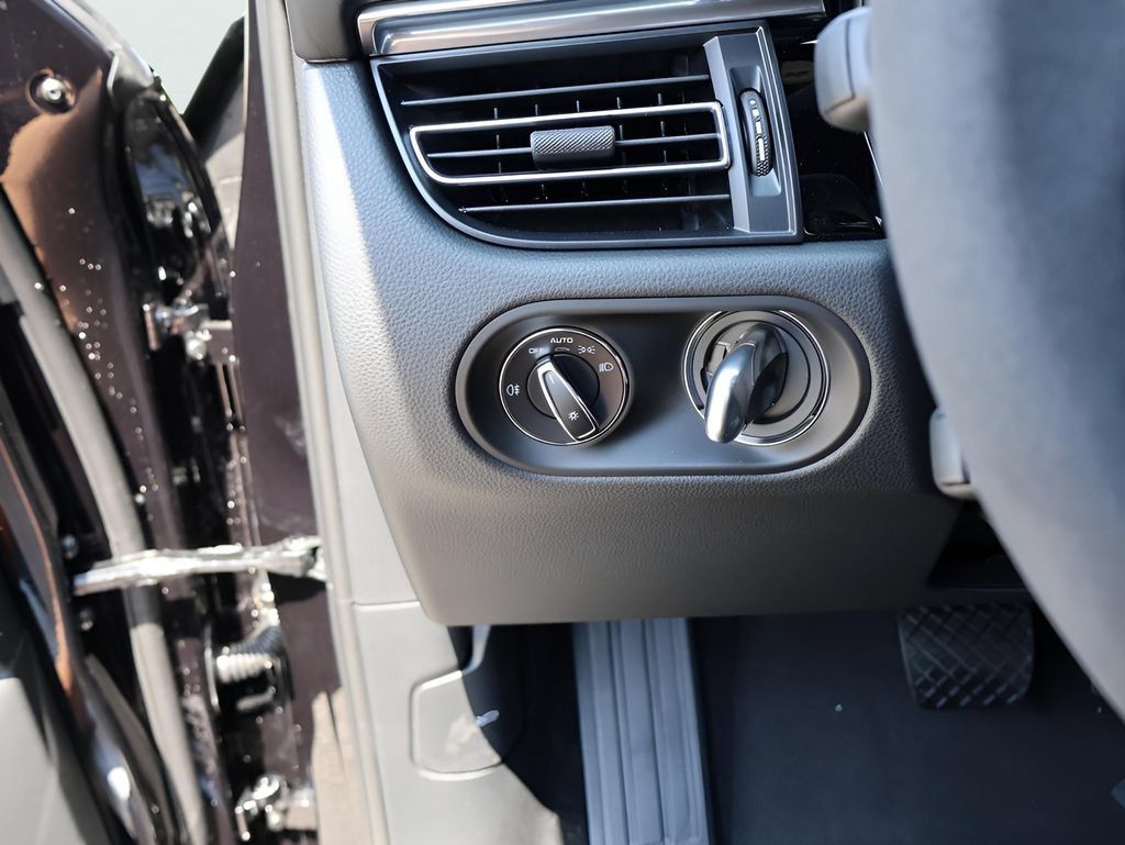 Certified 2025 Porsche Macan Turbo AWD/4WD image 33