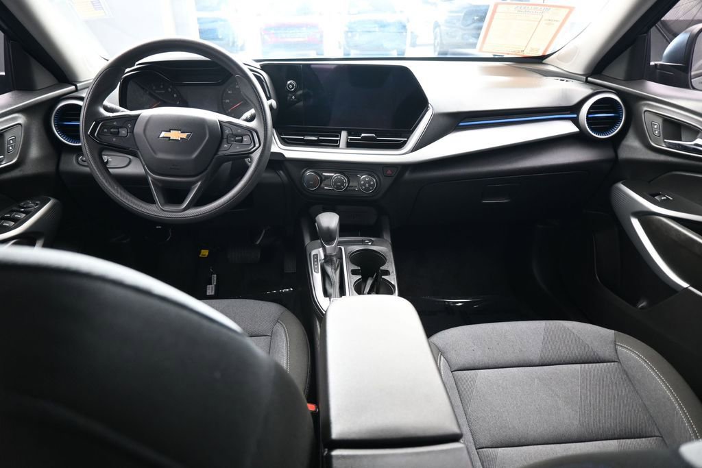 Used 2025 Chevrolet Trax LS FWD image 35