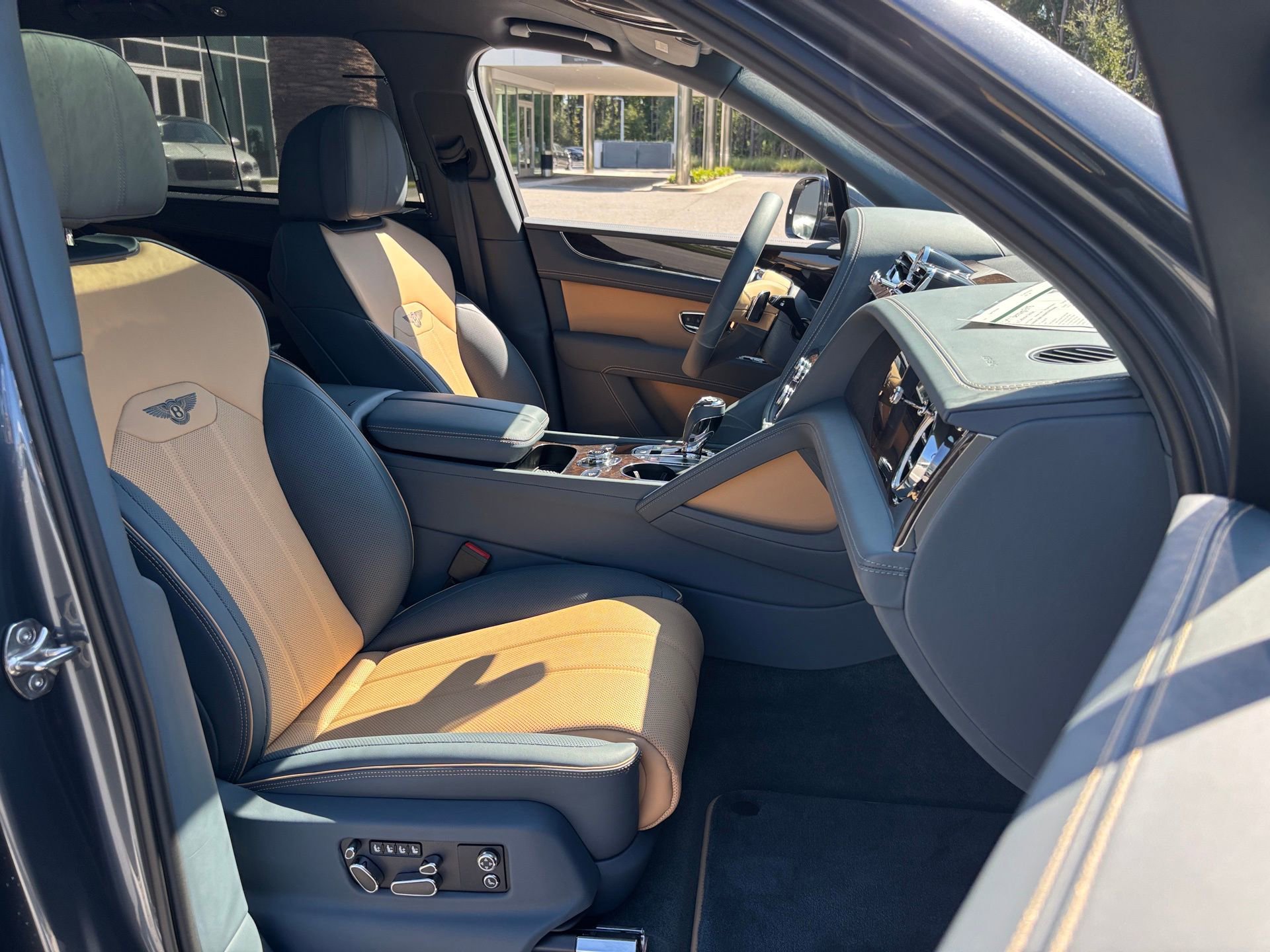 New 2025 Bentley Bentayga Extended Wheelbase image 30