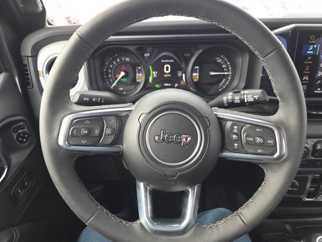 Used 2025 Jeep Wrangler Unlimited Sahara w/ Safety Group AWD/4WD image 17