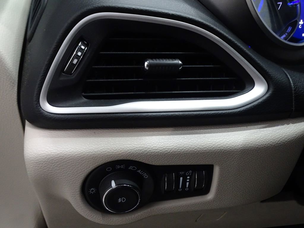 Used 2023 Chrysler Pacifica Touring-L image 19