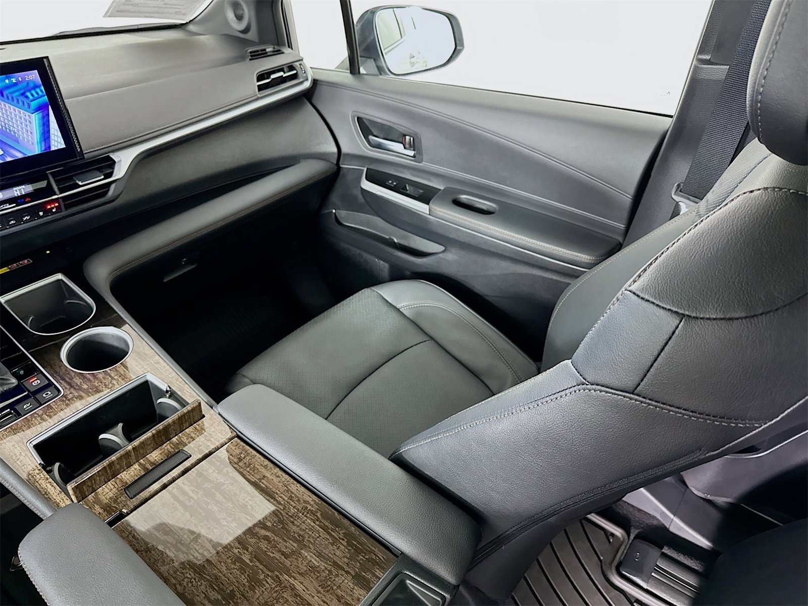 Used 2025 Toyota Sienna Limited image 25