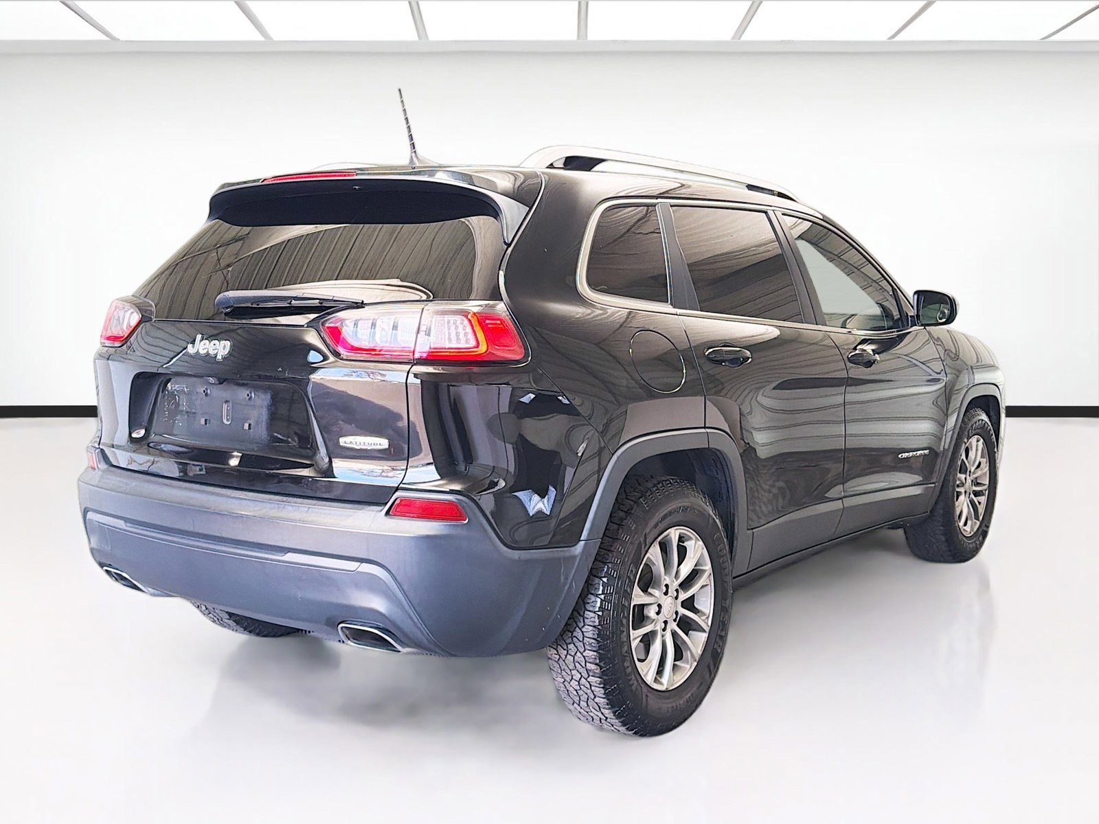 Used 2019 Jeep Cherokee Latitude Plus w/ Comfort/Convenience Group FWD image 4