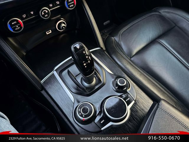 Used 2018 Alfa Romeo Stelvio AWD image 18