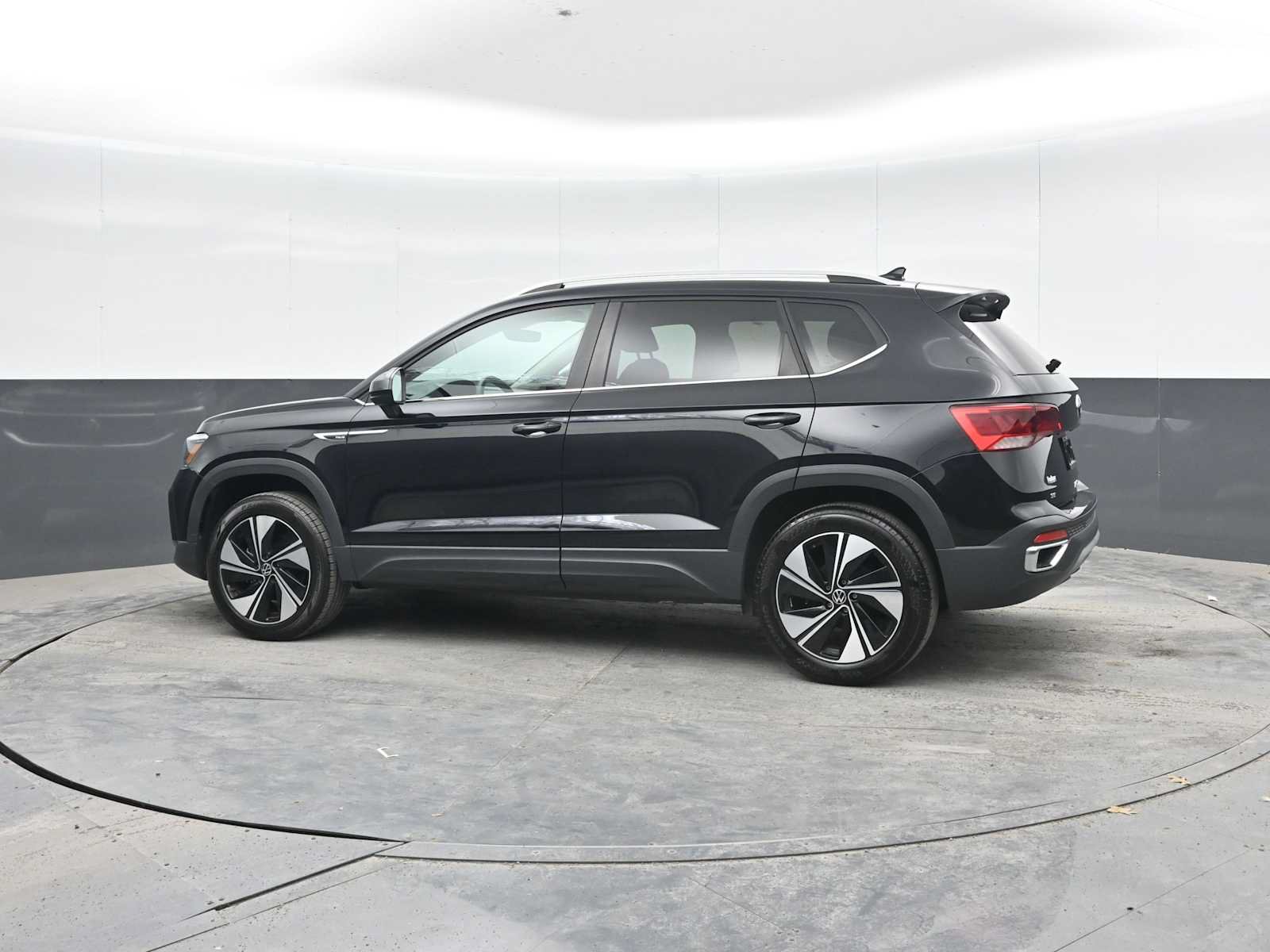 Used 2024 Volkswagen Taos SE AWD/4WD image 3