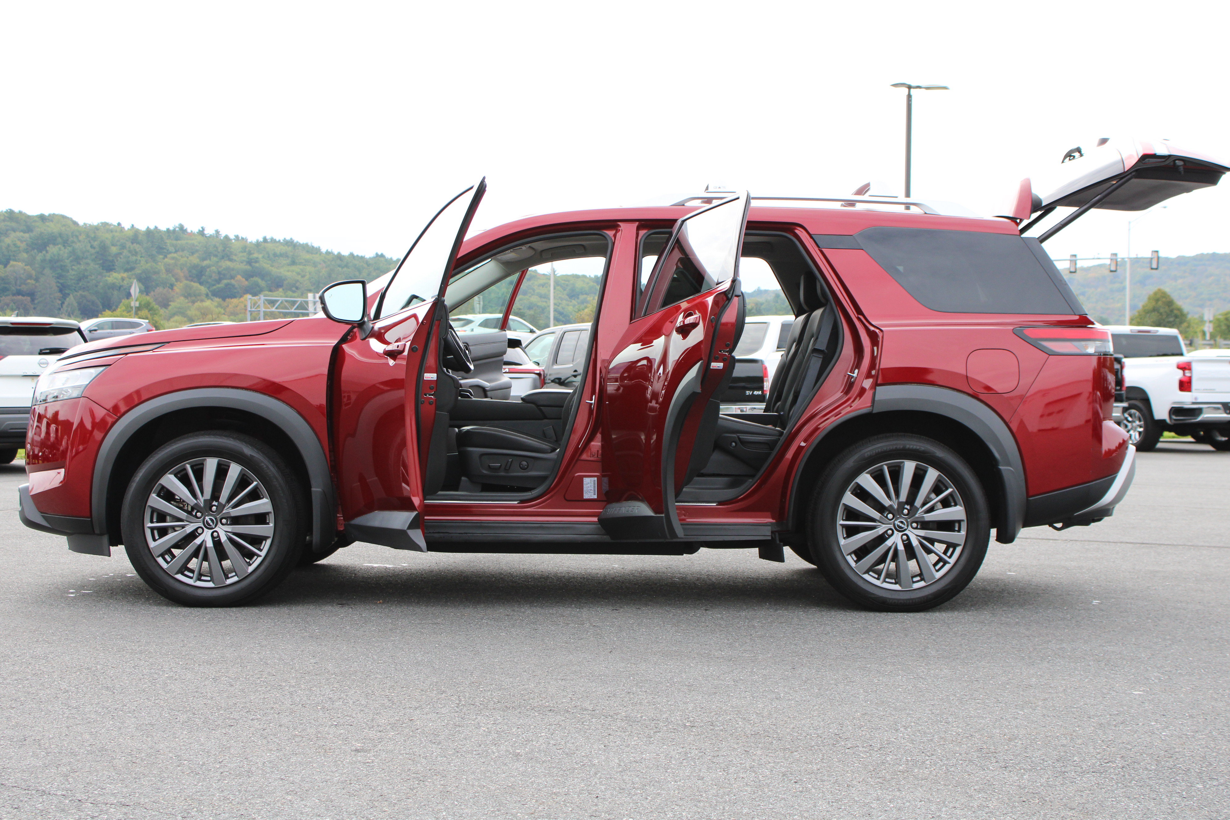 Used 2024 Nissan Pathfinder SL w/ SL Premium Package AWD/4WD image 14