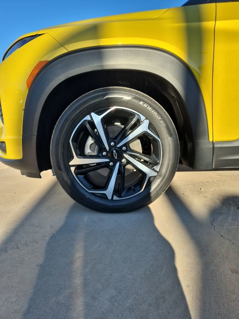 Used 2023 Chevrolet TrailBlazer RS w/ Sun and Liftgate Package FWD image 9