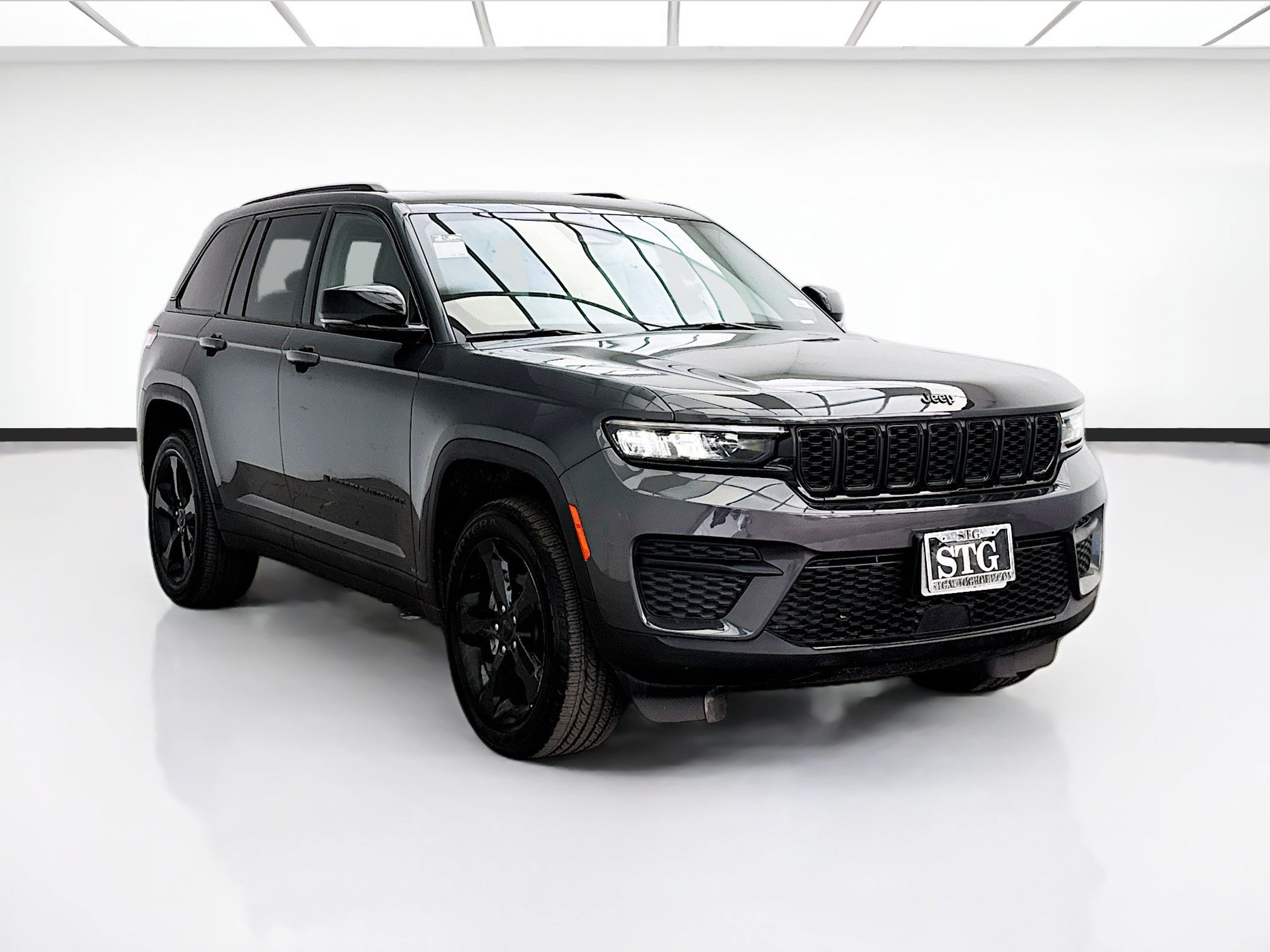Used 2023 Jeep Grand Cherokee Altitude AWD/4WD image 3