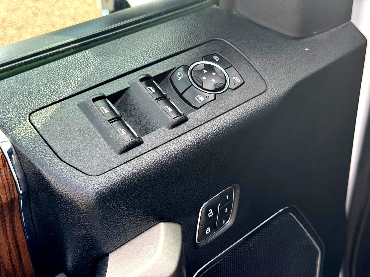 Used 2019 Ford F150 Lariat image 16