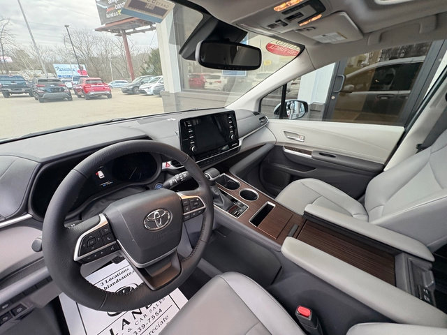 Used 2022 Toyota Sienna XLE image 16