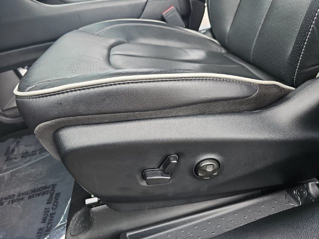 Used 2026 Chrysler Pacifica Limited FWD image 25