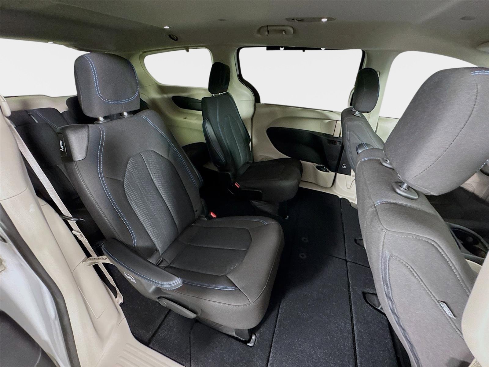 Used 2021 Chrysler Pacifica Touring FWD image 27