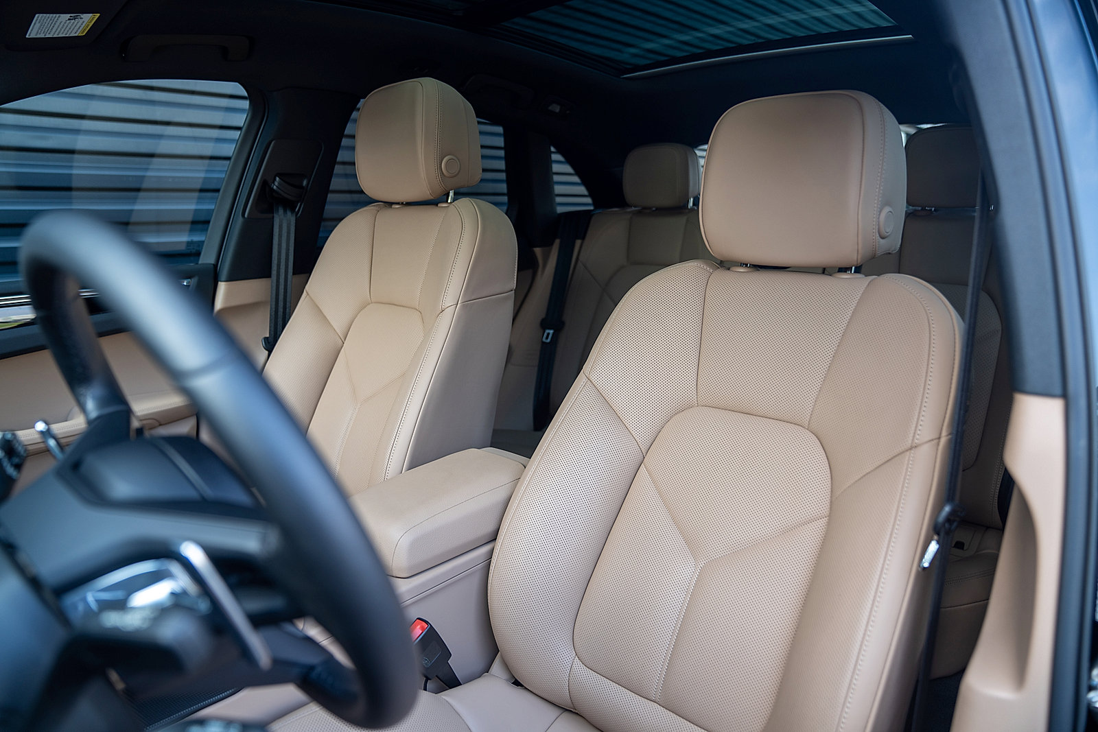 Certified 2025 Porsche Macan AWD/4WD image 5