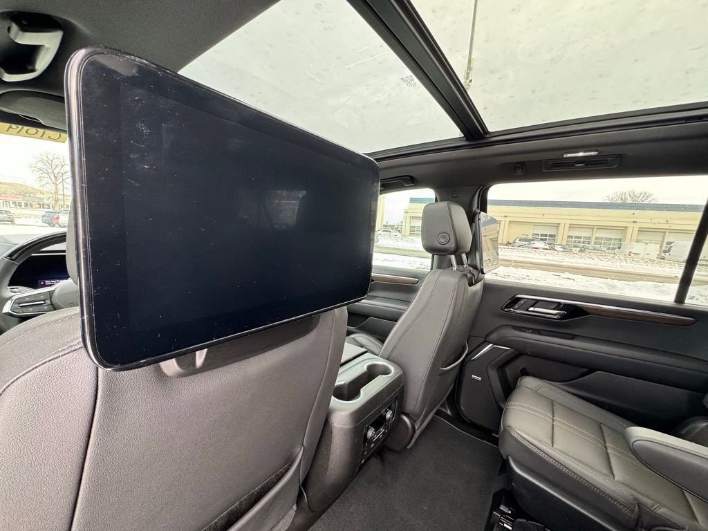 Used 2025 Chevrolet Suburban High Country image 31