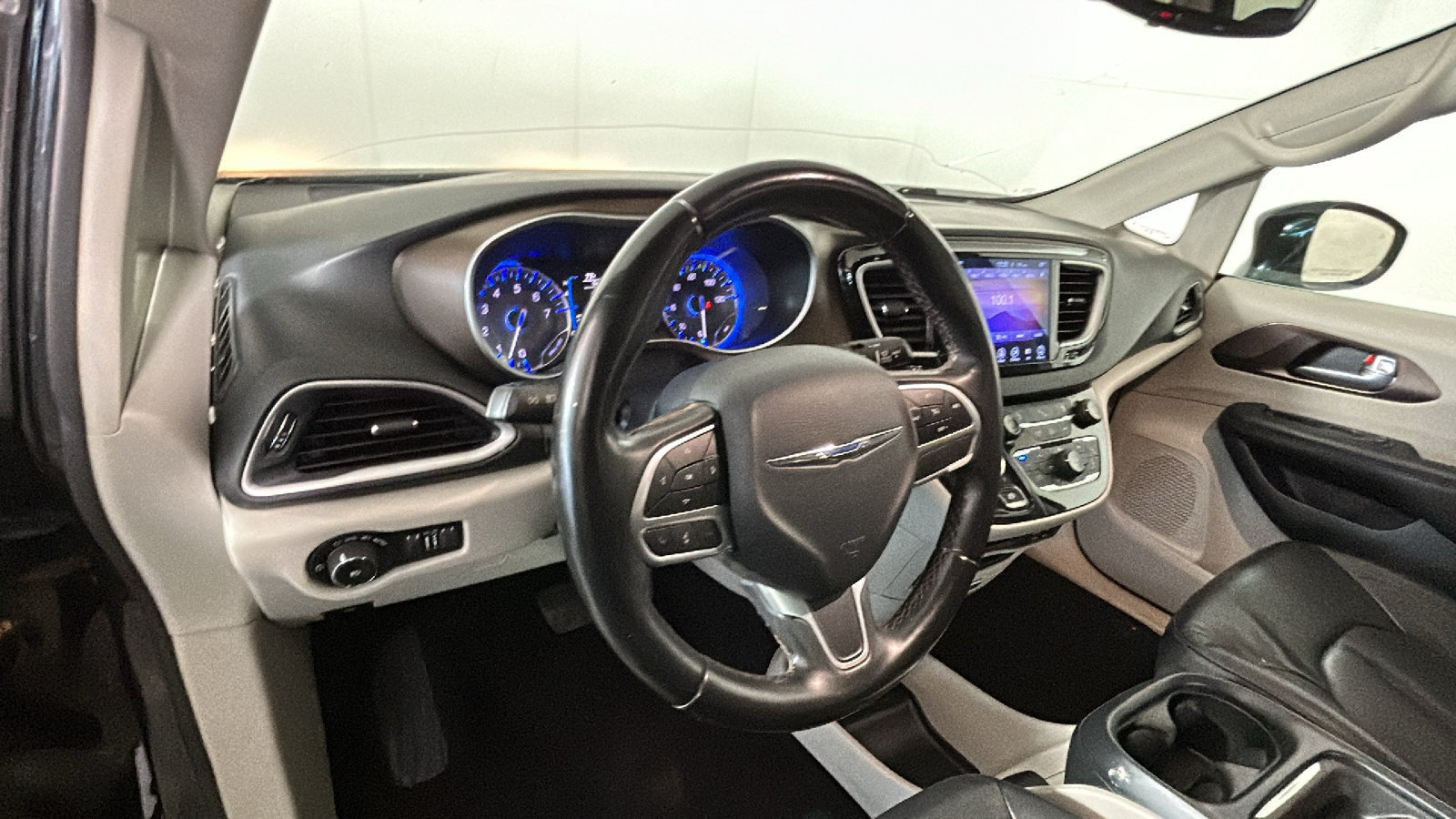 Used 2017 Chrysler Pacifica Touring-L FWD image 17